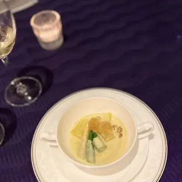 スープ　とうもろこしのヴルテに色々野菜とコンソメジュレ