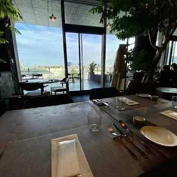 bonélan（ボネラン）の店内から望むテラス席。けやき並木を借景にした開放的な眺め