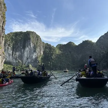 ハロン湾　手漕ぎ船　カヤック　奇岩　ベトナム