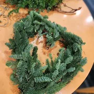 出来上がりをイメージしながらその他の花材を置いていきます。