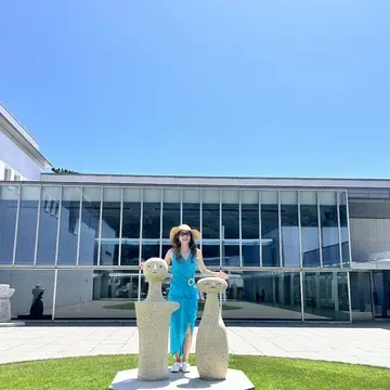 こけし達と仲間のように間に入って写真をとる私