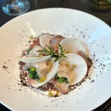 前菜3:オリーブぶりと蕪のカルパッチョ 春菊 タブナード