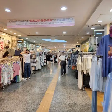 高速バスターミナルの地下にある