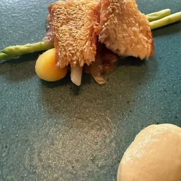 甘鯛　香ばしく焼き上げ、鱗焼きに　ベルノ香るフヌイユのクーリ　海藻とクラムの旨味をアクセントに