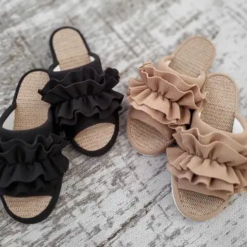 3cm程のヒールがあってフリルのデザインも可愛いです。