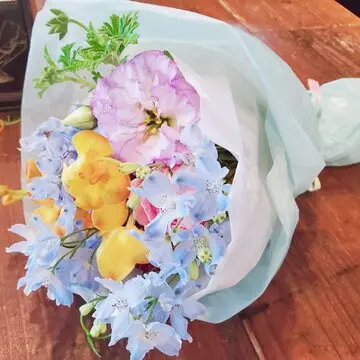 色とりどりの花のブーケ