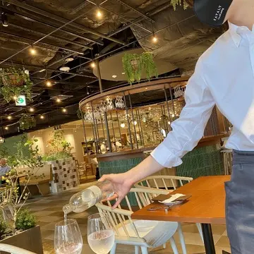 イケメンお兄さんにスパークリングウォーターを注いでもらいました