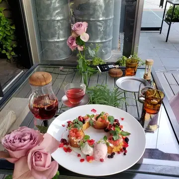 フレンチトーストは3人でシェア。楽しいおしゃべりと薔薇のティータイムに癒されました。