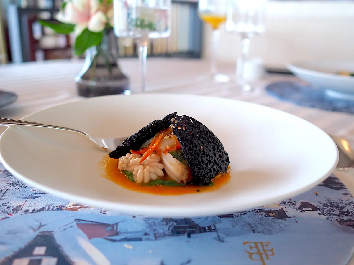 真鯛　蛤とムール貝のズッペッタ　豚皮とスイスチャード