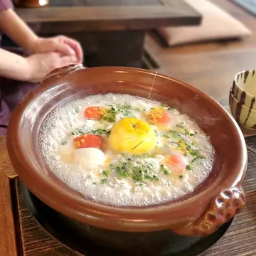 柚子がまるごと1個入った柚子雑炊。その場で仕上げてくれます。香りも良くて美味しかったです♪