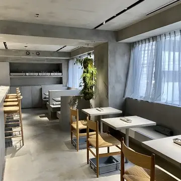 窓側とカウンターに席があります