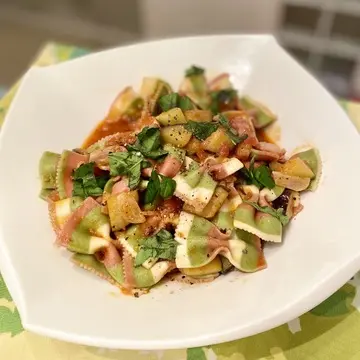 ショートパスタナスとベーコンのトマトソース