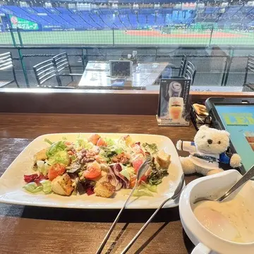 シーザーサラダと日ハムユニフォームベア🐻