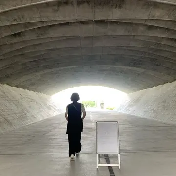 大仏様から続くコンクリートのトンネル