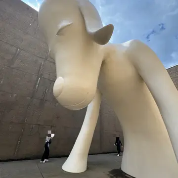 あおもり犬　青森県立美術館