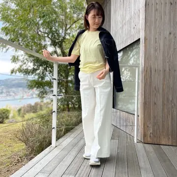 テラスからの景色。そしてバスルームの窓が。