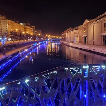 ガス灯の灯りに照らされて幻想的な小樽運河