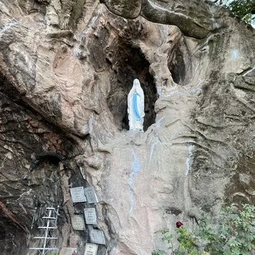 東京カテドラル聖マリア大聖堂（カトリック関口教会）敷地内にあるルルドの洞窟と聖母マリア像。文京区のパワースポット、カテドラル散策で立ち寄れる聖地