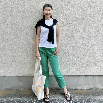 白Tシャツ、黒カーディガン、グリーンパンツ、黒サンダル、エコバッグ