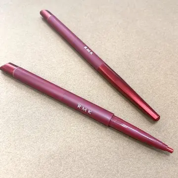 RMKのキセル型ライナーは、リップライナーとアイシャドウがセットに。