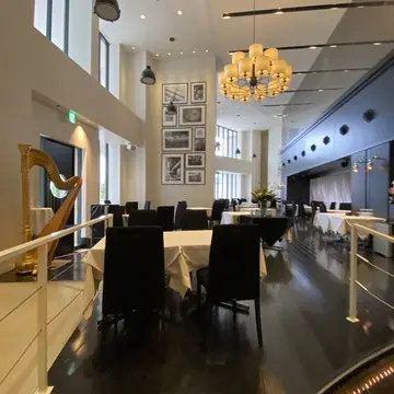 ボードウォークに囲まれたシーフォートスクエア1階のレストランは船をモチーフにしたシックなデザインです。