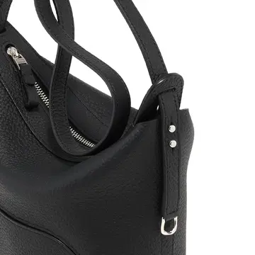 デルヴォー 　バッグ「パン ツイスト」　ブラック　レザーストラップのディテール