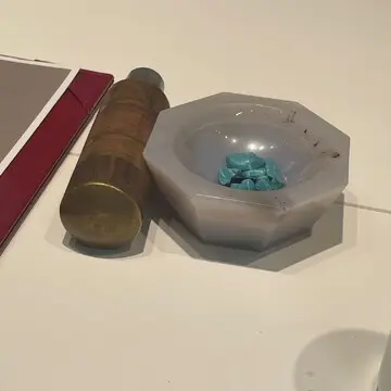 すり鉢に入っているエナメルの元