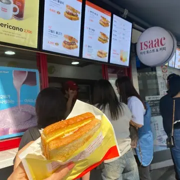 テイクアウトのホットサンド専門店。シンプルで美味しかったです。