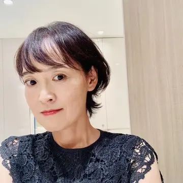 美容院の鏡の前で