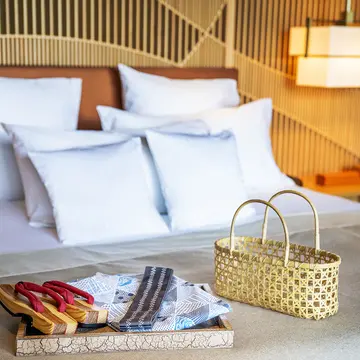 日田杉を用いた下駄に、別府産の竹籠