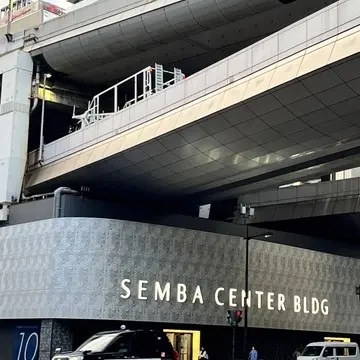 船場センタービル。東西約1000ｍに約800店が並ぶ全天候型の散歩道。繊維とファッションとグルメの街。
ビルの屋上には阪神高速っが通り、地下には大阪メトロ中央線が通っています。