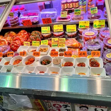 岡村商店。こちらのキムチを試食して、どれもおいしいので、迷いながら購入します。