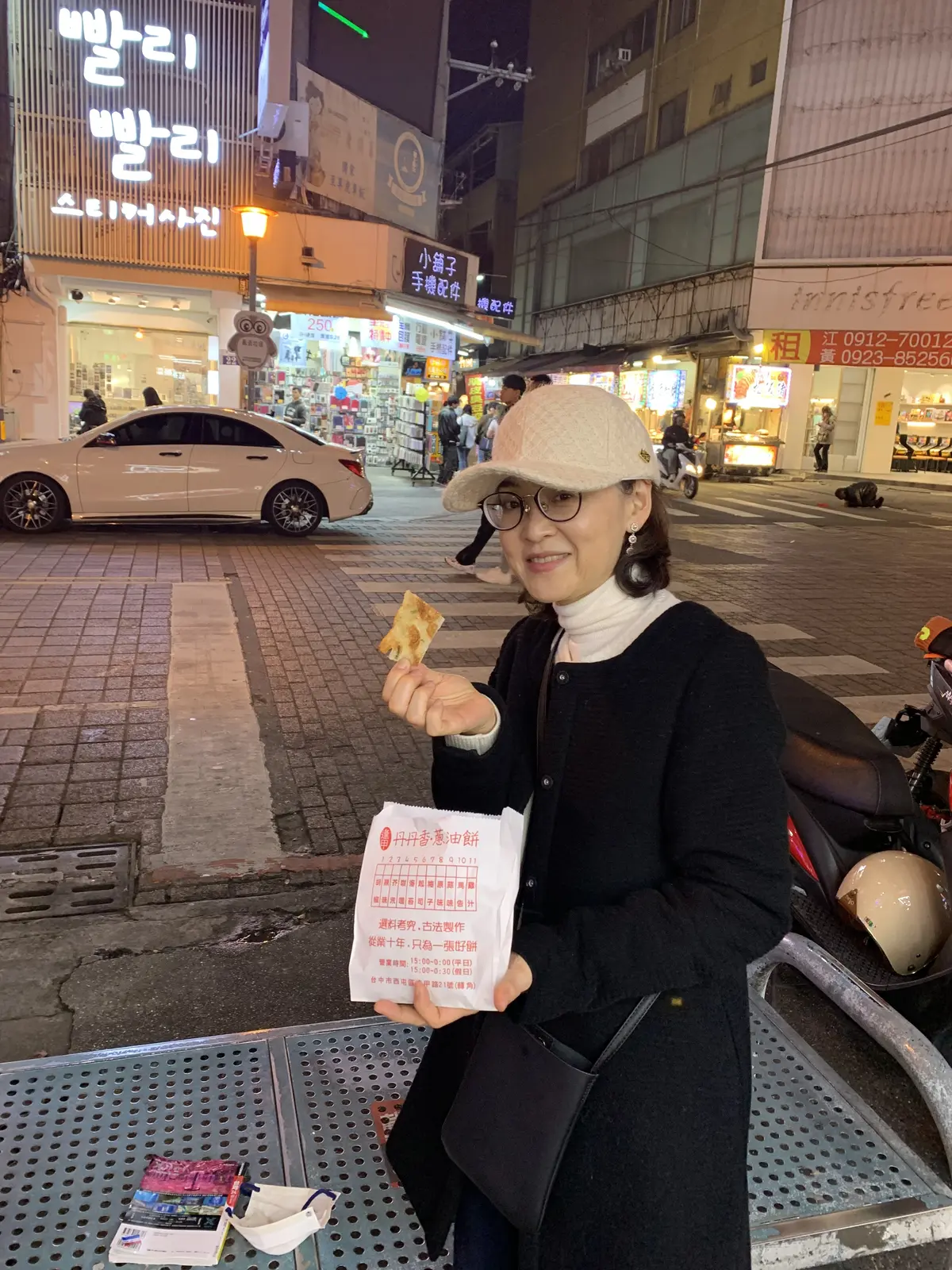 スナックを食べる女性