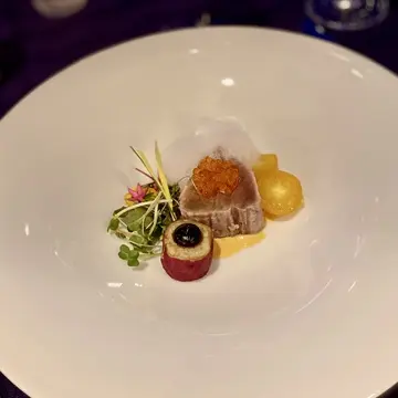 前菜は鰹を備長炭で炙りバスク地方のピキオスソースと黒ニンニクのラプソディー
透明なお醤油のエキュームで