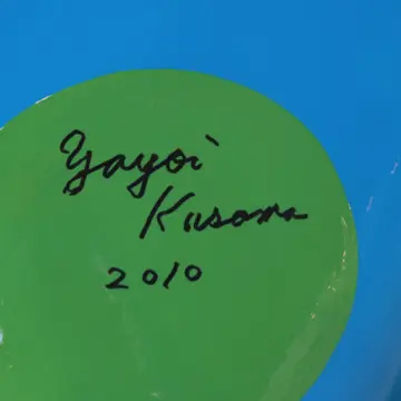 真夜中に咲く花　草間彌生サイン