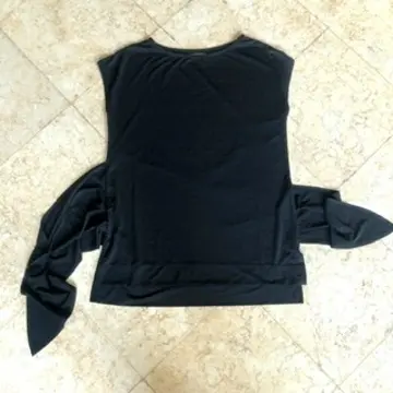 ブラックのトップス
付属リボンを開いたところ