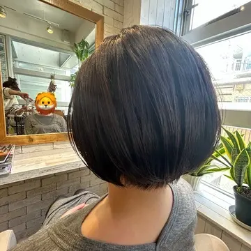 ヘアカット後のスッキリしたヘアを左側から