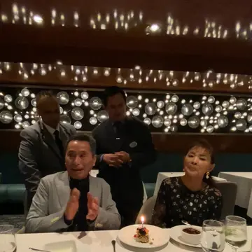 アンセムオブザシーズのレストランで喜寿祝いしてもらう夫婦