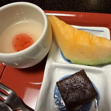 メロン、ガトーショコラあ、ゼリーなど豪華なデザート