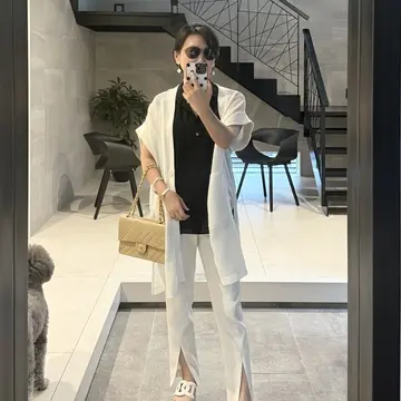 白パンツコーデ　シャネルチェーンバッグ　ヴァンクリーフ