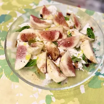 モッツァレラチーズとイチジクのサラダ