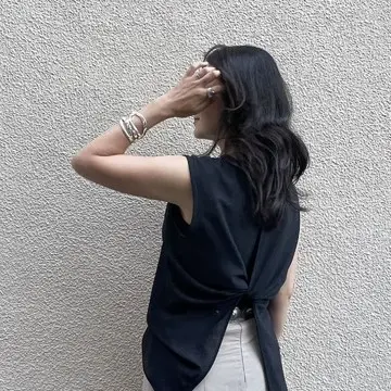 黒のトップスのバックスタイル