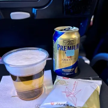 機内でのビールとおつまみ（おかき）