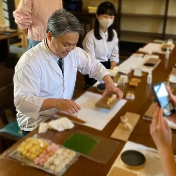 和菓子職人の先生が練り切りの実演を行っている様子。