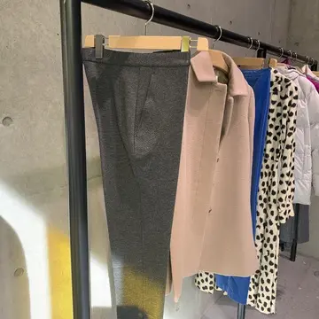 茶色のコートやワンピース