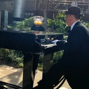 動くピアノマン