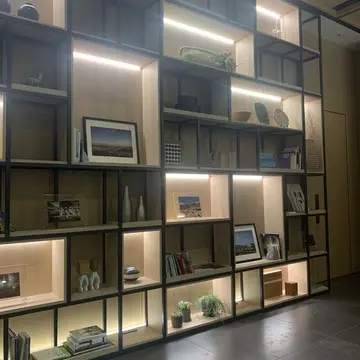 東京ミッドタウン日比谷レクサスカフェの内観　ホテルのロビーのような美しい空間