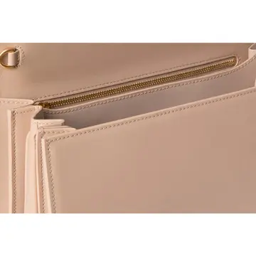 アクリス バッグ「アクリスアリス」中の3つのコンパートメント
