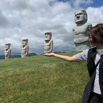 手に乗せてみるモアイ像