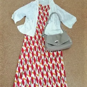 白いパーカーでフェミニンにコーデ